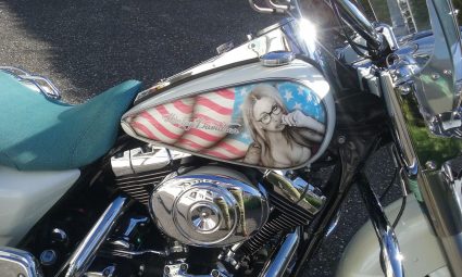 moto-amerique-patriote-pin-up-sexy-drapeau-americain-custom-aerographie (4)