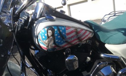 moto-amerique-patriote-pin-up-sexy-drapeau-americain-custom-aerographie (3)