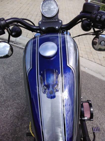 moto-sportster-graphix-bleu-custom-aerographie (5)