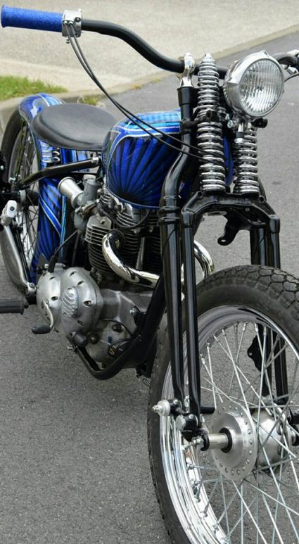 moto-triumph-bleu-flake-lowrider-custom-aerographie (1)