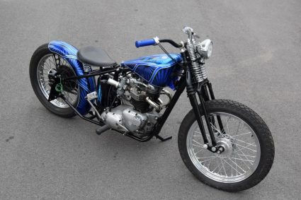 moto-triumph-bleu-flake-lowrider-custom-aerographie (2)